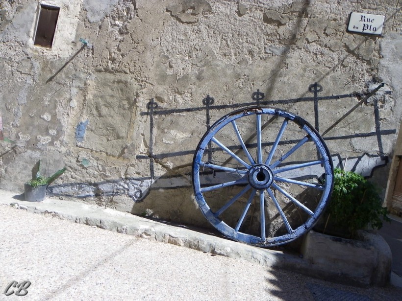 Charrette autour d'une roue.Painting around a wheel