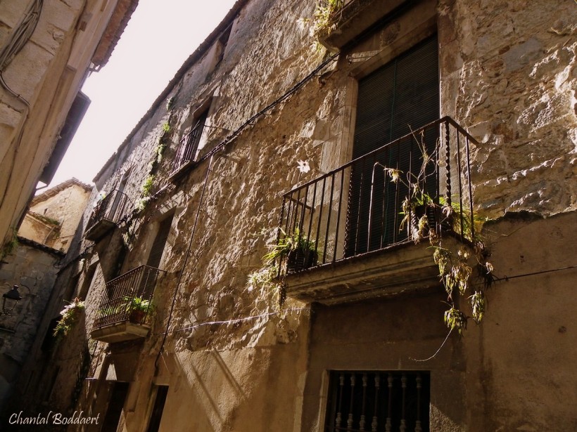 ruelle-vieux-mur-avec-balcons-jpg-blog